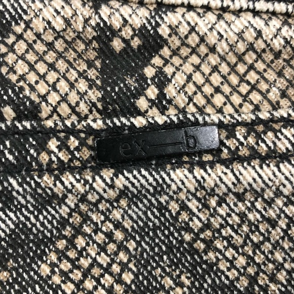 Snake Pattern Distressed Shorts - Picture 5 of 7